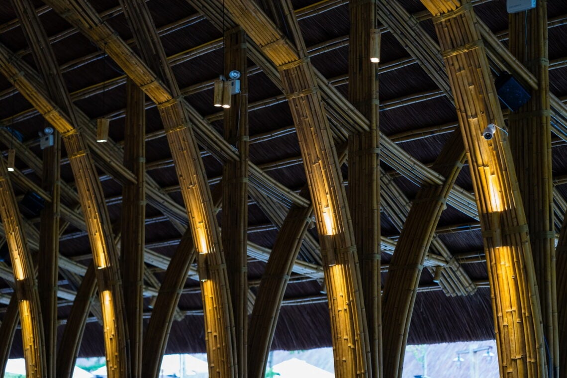 Bamboo long house restaurant / bambubuild
