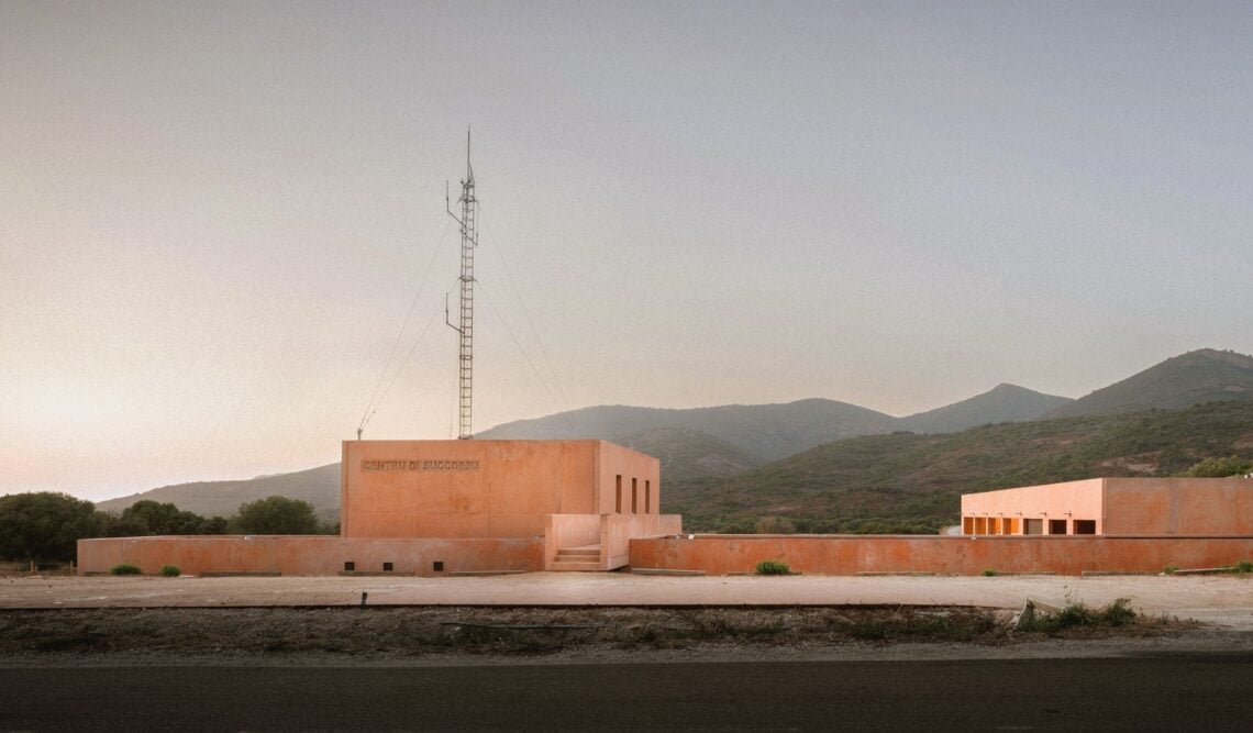 Galeria emergency center / studio pia