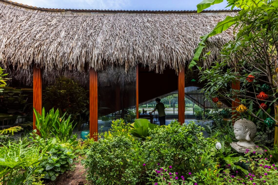 Nhà tú garden restaurant / long nguyen design