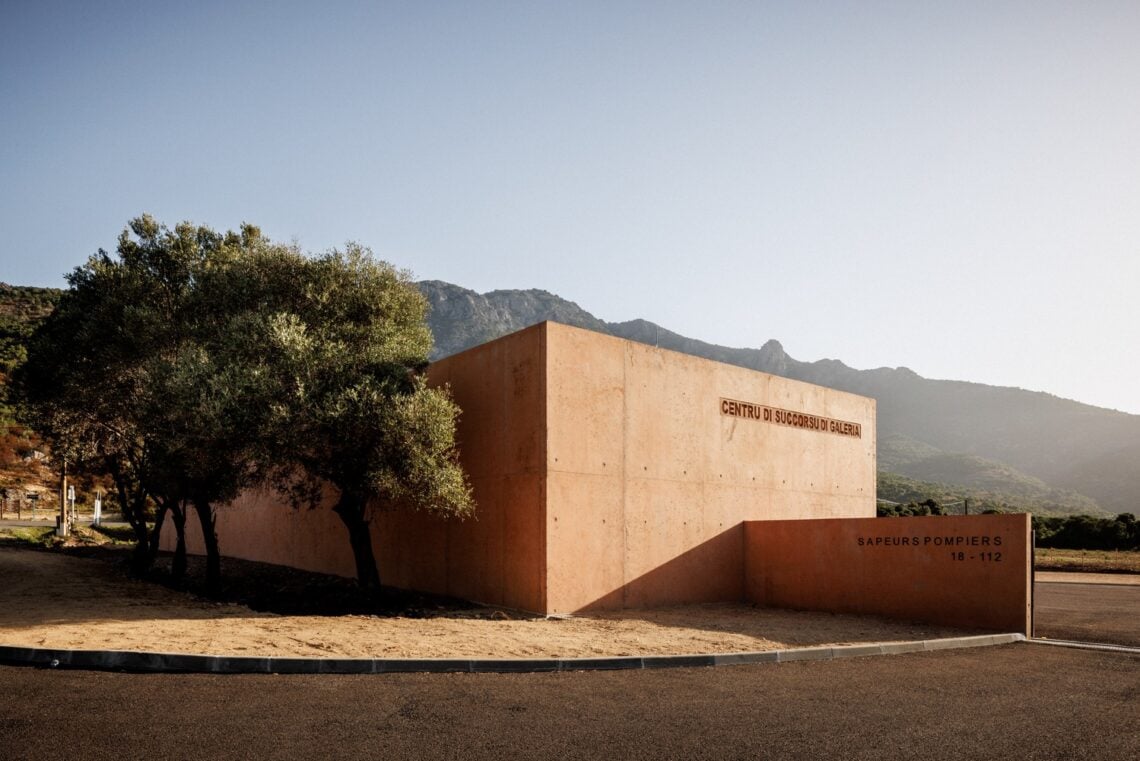 Galeria emergency center / studio pia